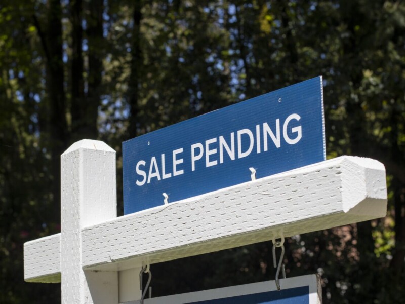 "Sale Pending" sign.